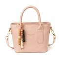 Minimalistische hellrosa Umhängetasche mit Perlenanhänger und eleganten Goldbeschlägen - Rosa