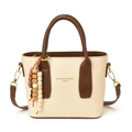 Minimalistische beige Umhängetasche mit braunem Rand und dekorativen Holzperlen - Gebrochenes Weiß