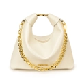 Bolso tipo dumpling blanco crema con cadena dorada, asa metálica y textura de cuero sintético - Blanco Roto