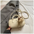 Borsa a bauletto retrò bianco crema in pelle con tracolla e ciondolo a orsetto peluche - Con Ciondolo / Bianco Sporco