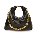 Bolso media luna negro brillante con cadena dorada gruesa y acabado metálico - Negro
