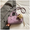 Elegante borsa bowling in ecopelle viola con ciondolo a orsetto e logo impresso - Con Ciondolo / Viola