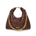 Bolso hobo burdeos brillante con correa de cadena dorada y hebilla metálica sobre blanco - Burdeos