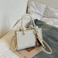 Bolso tipo cubo de cuero blanco con asa trenzada y detalle de colgante de cuentas - Blanco Roto