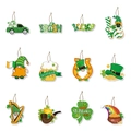 Detailansicht der 12-teiligen St. Patrick's Day Anhänger mit irischen Symbolen - 12 Designs Mix (Mit Seil)