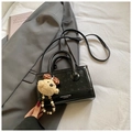 Sac à bandoulière noir brillant avec breloque ours en peluche et nœud à pois - Avec Pendentif / Noir