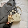 Sac bandoulière blanc crème avec gaufrage dessin animé et pendentif chiot peluche - Avec Pendentif / Blanc Cassé