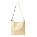 Beige Beuteltasche mit Litschi-Maserung, silbernem Drehverschluss und Schulterriemen - Gebrochenes Weiß