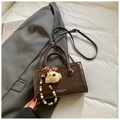 Sac bandoulière vintage marron foncé avec pendentif ours et texture en cuir lisse - Avec Pendentif / Marron