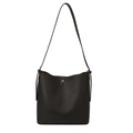 Minimalistische schwarze Eimertasche aus Leder mit Litschi-Struktur und Drehverschluss - Schwarz