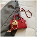 Sac à main rouge verni avec motif chien embossé, anse perlée et charme d'ours - Avec Pendentif / Rouge