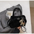 Grand sac cabas noir mat minimaliste avec détails argentés et charm cheval élégant - Avec Pendentif / Noir