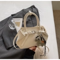Sac à main minimaliste en cuir PU beige avec breloque cheval et bandoulière - Avec Pendentif / Blanc Cassé