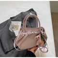 Sac à main rose en similicuir avec poignées rondes et pendentif cheval décoratif - Avec Pendentif / Rose