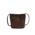 Nischen-Bucket-Bag mit Leopardenmuster, matter Velours-Textur und braunem Riemen - Leopardenmuster