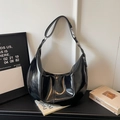 Bolso hobo negro brillante a la moda con correa gruesa en un ambiente minimalista - Negro
