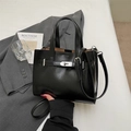 Minimalistische schwarze Handtasche in Glanzoptik mit Doppelgriff und Schulterriemen - Schwarz