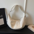 Bolso de hombro blanco brillante de media luna con cadena retro y acabado lacado - Blanco Roto