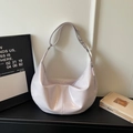 Bolso hobo minimalista rosa lavanda en charol brillante con diseño de media luna elegante - Morado
