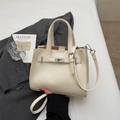 Minimalistische beige Tragetasche mit Zierschnalle und abnehmbarem Gurt für den Alltag - Gebrochenes Weiß