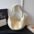 Bolso hobo minimalista beige en forma de luna con acabado brillante y bandolera - Amarillo