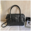 Schwarze Retro-Tote-Bag aus Kunstleder mit Schnallendetail und abnehmbarem Gurt - Schwarz