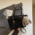 Sac à main rétro noir mat avec boucle en métal et breloque lapin en peluche - Avec Pendentif / Noir