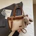 Sac fourre-tout beige chic avec anses brunes et breloque lapin en peluche au style moderne - Avec Pendentif / Blanc Cassé