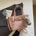 Sac à main rétro rose avec boucle dorée, breloque écureuil et logo de marque métallique - Avec Pendentif / Rose