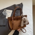 Sac à bandoulière marron vintage au fini mat avec boucle décorative et breloque lapin - Avec Pendentif / café