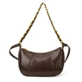 Bolso media luna marrón oscuro de cuero brillante con correa de cadena chic - café