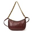 Bolso de hombro media luna rojo oscuro con cadena dorada y cuero sintético acolchado - Burdeos