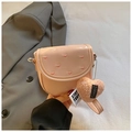 Detail der Mini-Umhängetasche in Rosa mit Herzstickerei und weichem Herzanhänger - Rosa