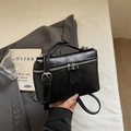 Bolso caja negro con diseño de avestruz, doble cremallera y herrajes plateados - Negro