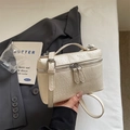 Bolso caja blanco crema con diseño de avestruz, cremalleras plateadas y asa superior - Blanco Roto