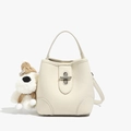 Sac seau chic en cuir crème avec fermoir rotatif et charmant petit chien décoratif - Avec Pendentif / Blanc Crème