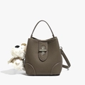 Sac seau marron en cuir avec fermoir argenté et charmant petit chien en peluche - Avec Pendentif / Gris éléphant