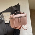 Mini bolso de mano rosa con textura de avestruz, asa superior y correa ajustable - Rosa