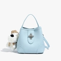 Sac seau bleu clair en cuir grainé avec pendentif chiot et fermoir en métal argenté - Avec Pendentif / Bleu Hirondelle