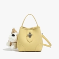 Sac seau jaune clair à texture litchi avec breloque de chiot mignon et bandoulière - Avec Pendentif / Jaune clair