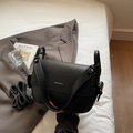 Schwarze Schultertasche aus genarbtem Leder mit breitem Gurt und verstellbarem Riemen - Schwarz