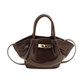 Bolso cubo retro marrón oscuro brillante con cierre de cadena dorada y diseño plisado - Marrón