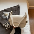 Schultertasche aus cremefarbenem Leder mit breitem Gurt und Logo-Prägung - Weiß