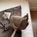 Dunkelgraue Crossbody-Tasche aus strukturiertem Leder mit Klappverschluss und Metallschnallen - Grau