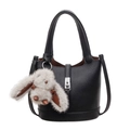 Sac seau chic en cuir noir à motif litchi avec un charmant lapin en peluche - Avec Pendentif / Noir