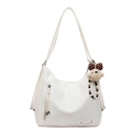 Borsa a spalla in pelle bianca con cerniera metallica e un grazioso ciondolo a orsetto - Con Ciondolo / Bianco Sporco