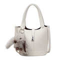 Sac seau en cuir grainé blanc avec fermoir argenté et breloque lapin en peluche grise - Avec Pendentif / Blanc Cassé