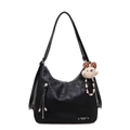 Borsa a tracolla minimalista in pelle nera con cerniera verticale e ciondolo a orsetto - Con Ciondolo / Nero