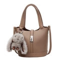 Sac seau en cuir taupe avec fermoir en argent et breloque lapin en peluche - Avec Pendentif / Kaki