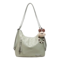 Borsa hobo verde chiaro in similpelle con ciondolo a forma di orso e dettaglio nappa - Con Ciondolo / Verde